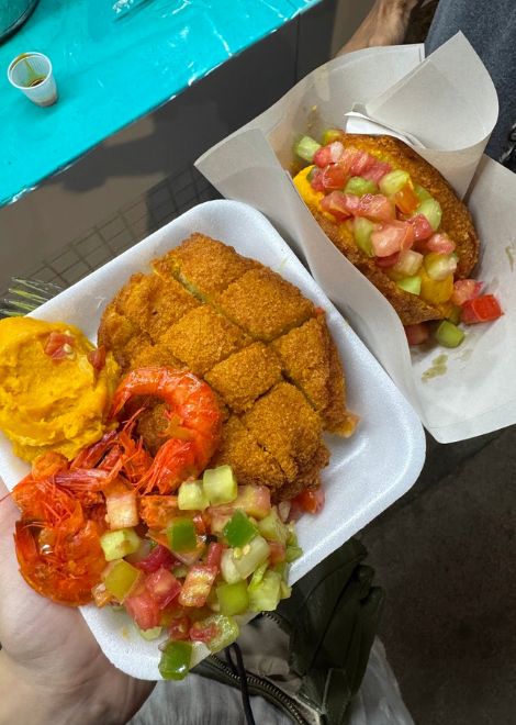 Fried acarajé with shrimps and vatapà