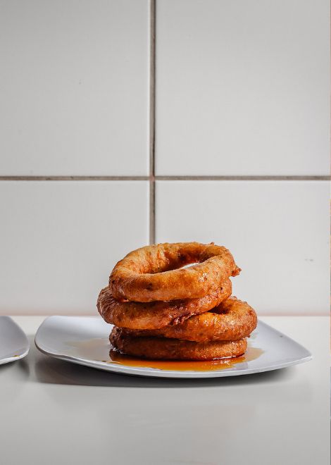 Golden Peruvian buñuelos flavoured with fragrant aniseed.