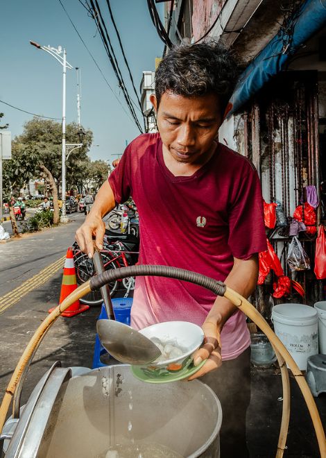 Watch steaming bakso ladled fresh into bowls at a Jakarta street stall.