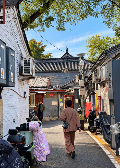 Wander through the quiet hutongs of old Beijing.