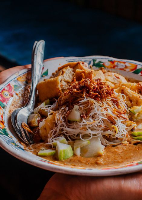 Fresh toge Bogor, a vibrant West Javanese bean sprout salad.