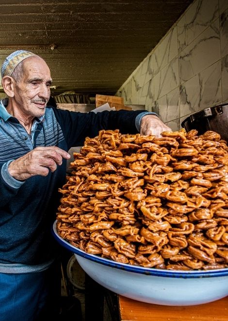 Delicate chekabia pasties soaked in honey