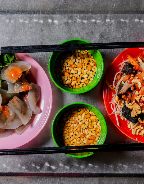Translucent tapioca dumplings with dipping sauce