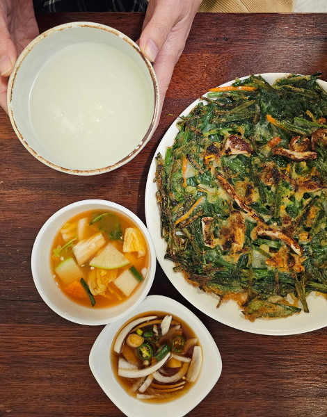 Haemul pajeon pancake and makgeolli rice wine