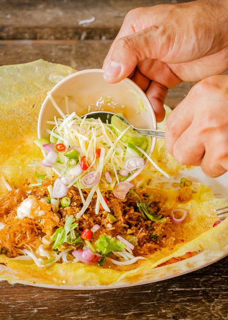 Crispy khanom buang yuan with tofu and pineapple vinegar dressing