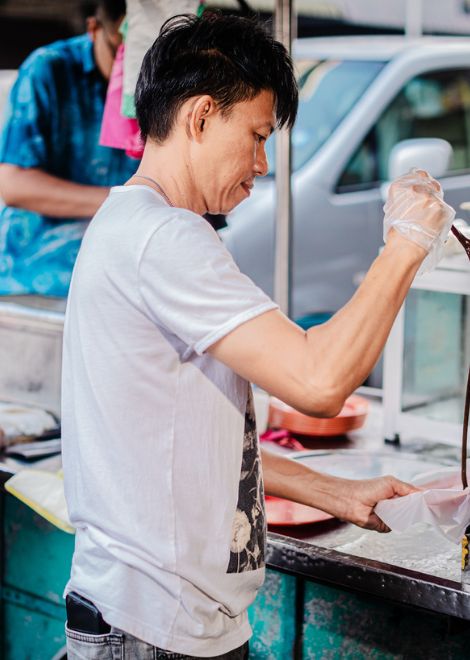 Preparing rolled rice chee cheong fun