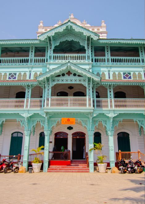 Explore the flavours of old Stone Town through 15+ local tastings.
