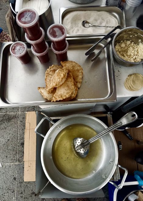 Crisp Ecuadorian empanada de viento