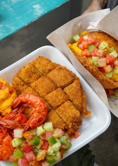 Fried acarajé with shrimps and vatapà
