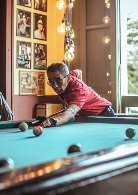 Drop into a billiards hall dating back to 1937 for cold beer and bar snacks.