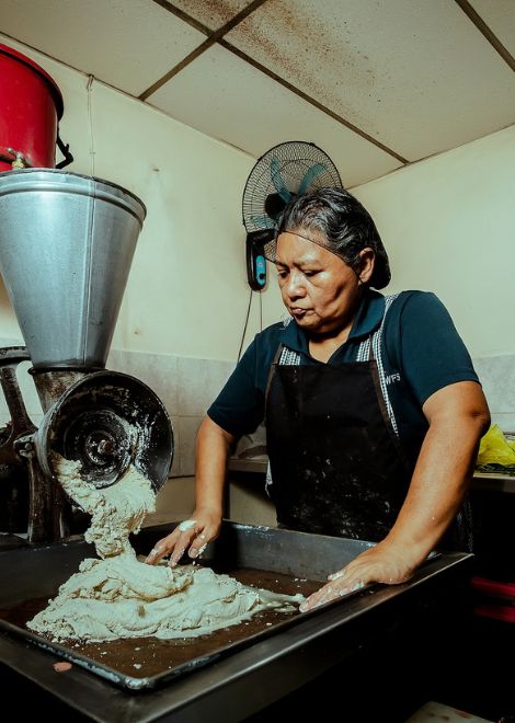 Explore the importance of corn in El Salvador's culinary traditions.