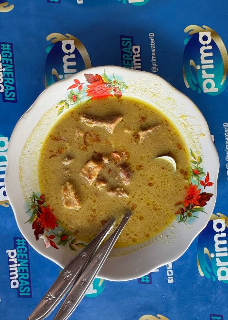 Rich, aromatic gule with tender slow-cooked goat.