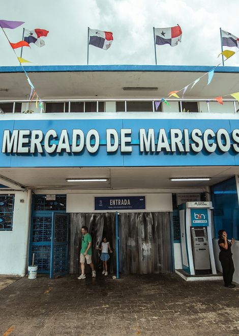 Explore the Mercado De Mariscos Cinta Costera.