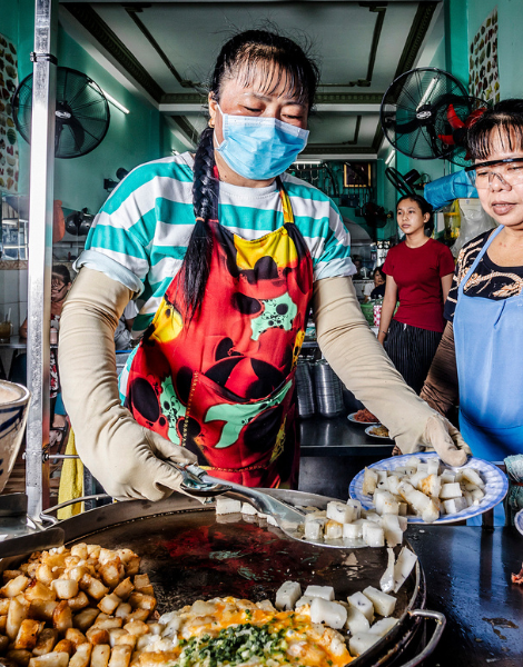 Food heroes with crispy taro cakes