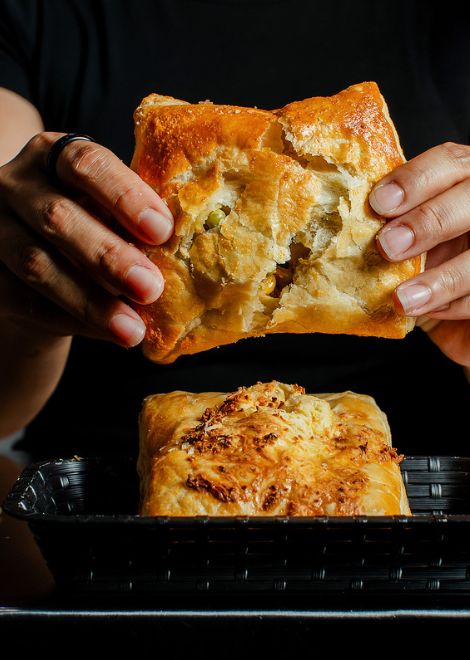 Flaky, golden pastel gloria with a deliciously sweet and creamy filling.