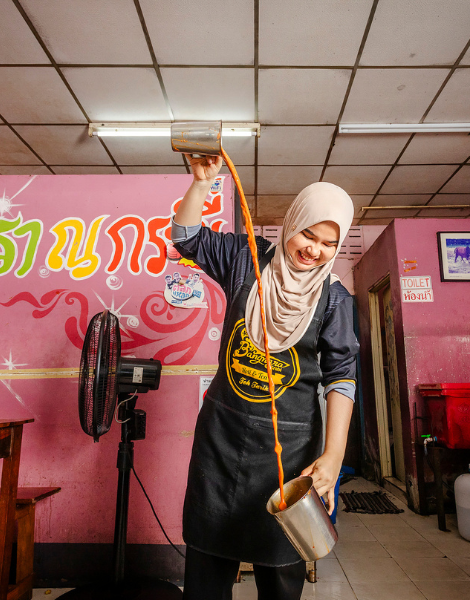 Frothy teh tarik pulled from Southern Thailand