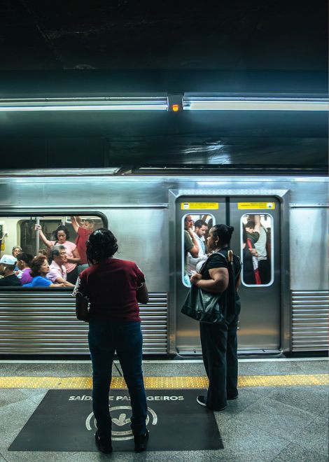 Catch the subway from Liberdade to República