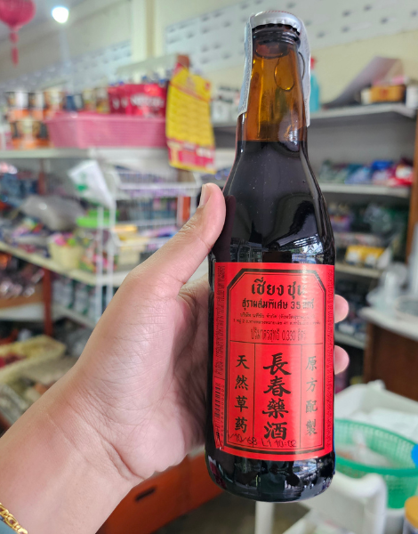 A digestif of Thai-Chinese herbal liquor (chiang-chun)