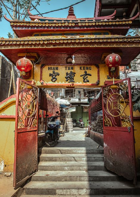 The gate to Dharma Bakti Temple.