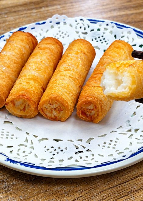Crispy gezhihe rolls with a shatteringly thin shell.
