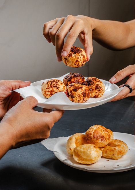 Pão de queijo com goiabada, Brazilian cheese bread with guava jam 