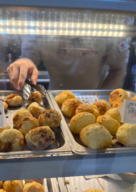 Pão de queijo com goiabada, Brazilian cheese bread with guava jam 