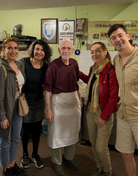 Make new foodie friends along the way