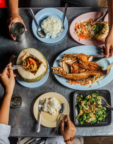Feast on seafood coconuts, grilled fish and melindjo leaves