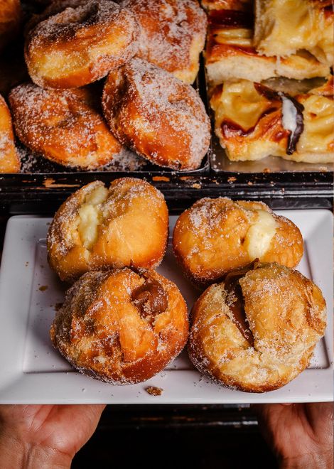 Soft, sugar-dusted doughnuts filled with rich dulce de leche, a beloved Argentine classic