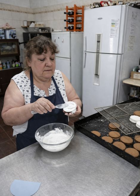 Hand-made maicena alfajores with creamy dulce de leche