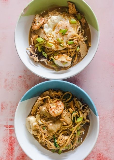 A steamy bowl of Hokkien noodles with prawn wontons.