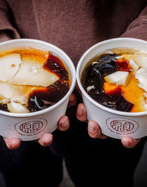 Spoon dive into tofu herbal pudding