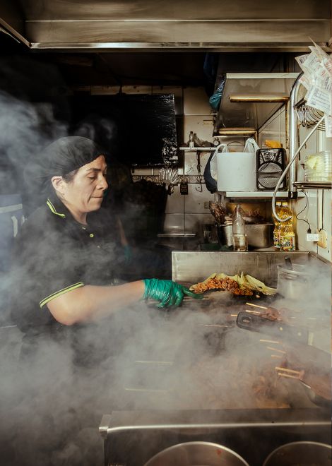 The smoky aroma of freshly grilled anticuchos.