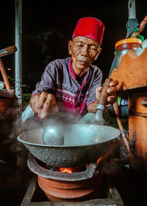 Watch Pak Usup work his magic with traditional kerak telor.