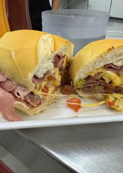 Mortadela com queijo sandwich, a São Paulo classic