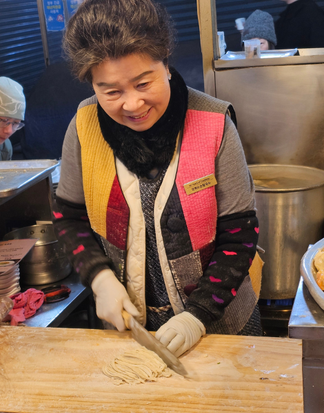 Ajumma star chefs slicing kalguksu noodles