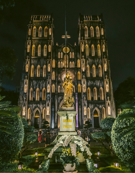 Circle back to our beautiful meeting point, now illuminated