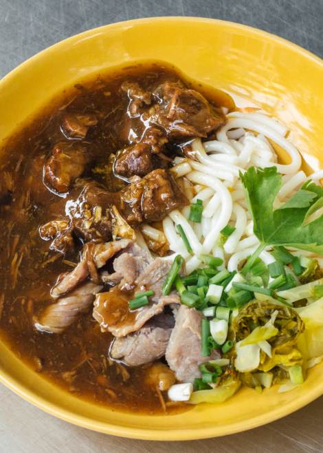 Old-style odon noodles with stewed pork curry