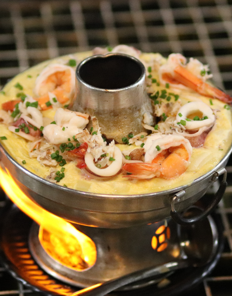 The bubbling pot of volcano seafood soup