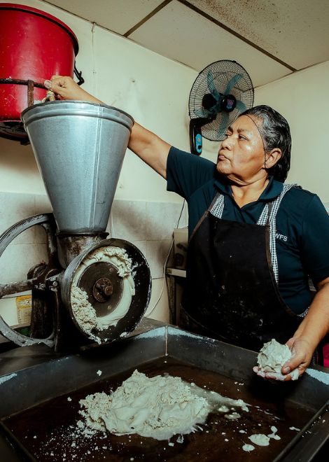 Explore the importance of corn in El Salvador's culinary traditions.