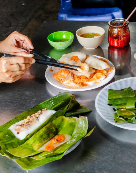 Rice cakes and bánh lọc dumplings steamed through banana leaf