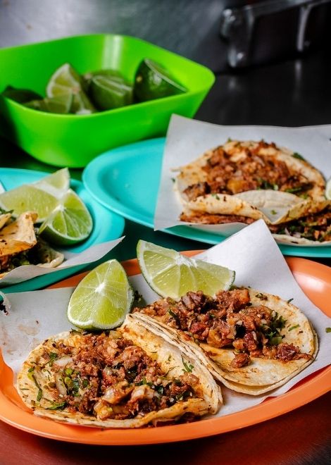 Taco de cabeza with a wedge of Mexican lime