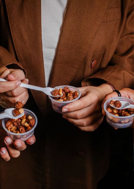 The aroma of freshly made garrapiñadas is a familiar part of markets