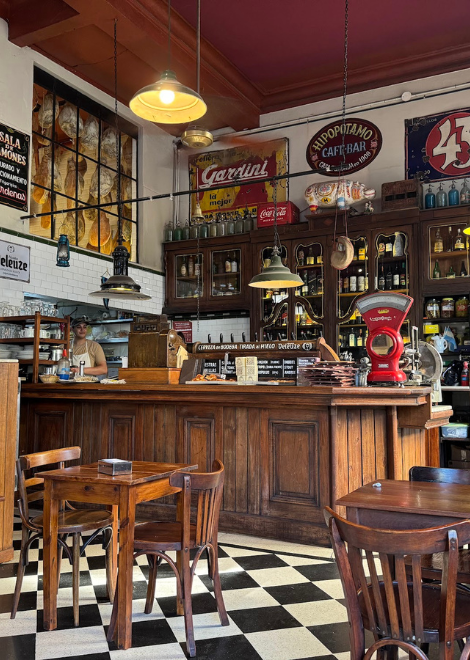 Pause in an old vermuteria 