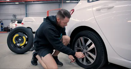 How to change a car tyre