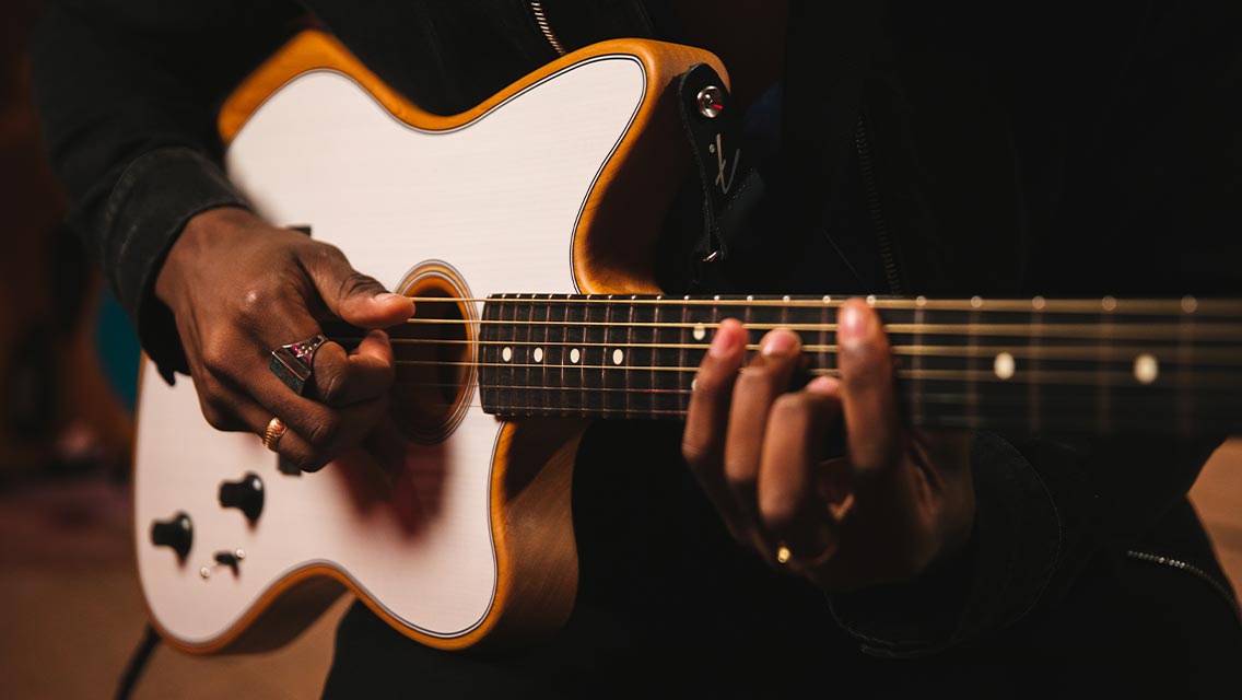 Sweatshirt Fender Corona CA - Motif Guitare Et Ampli - Coupe Classique, Col Tissé | Vêtement Musique Officiel Fender