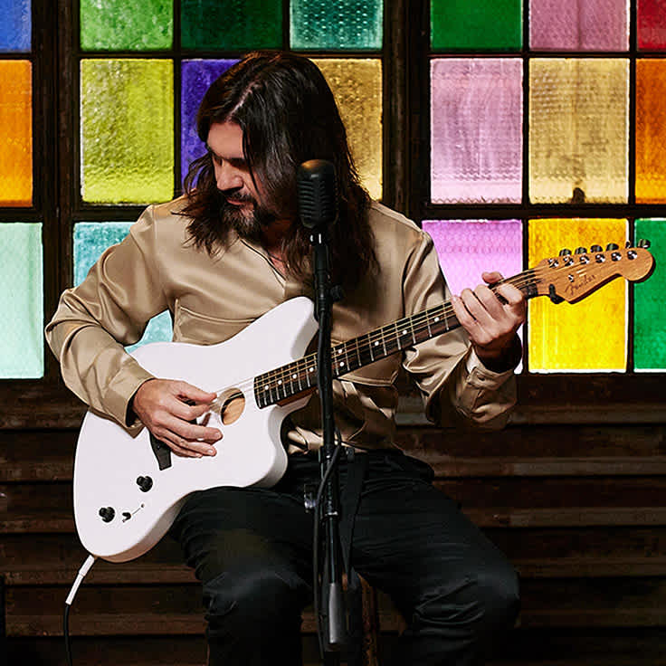 Fender Re-Creation: Juanes Performs ‘Odio Por Amor’