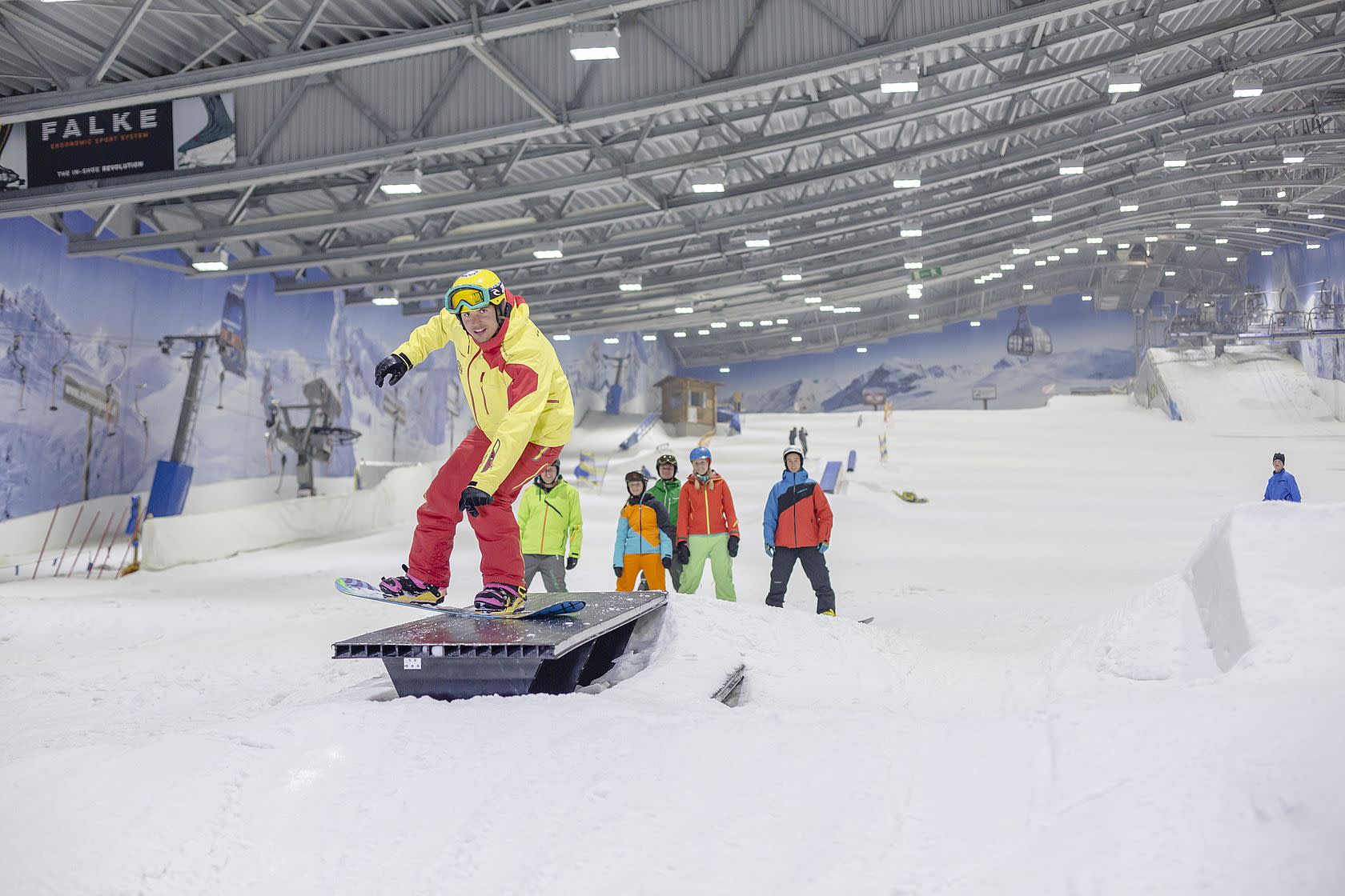 Indoor Snowboard | Winterspaß in der Skihalle