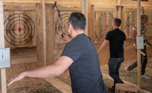 Axtwerfen mit Vielfältigen Äxten und Indoor-Spaß