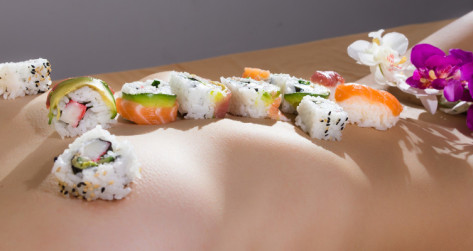Dîner Sushi sur une demoiselle
